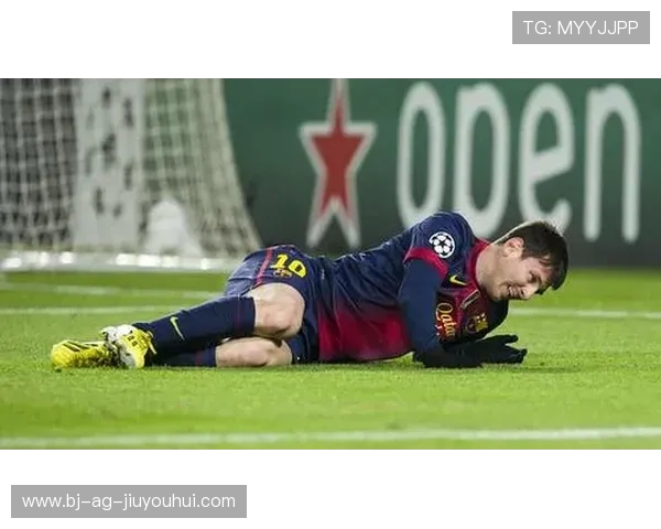 因伤被担架抬走的足球球员展现坚韧意志与运动精神的背后故事